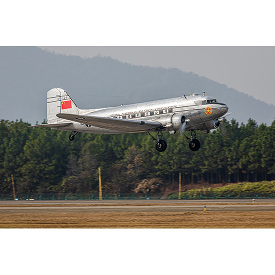 Trumpeter 05813 Сборная модель самолета DC-3 CNAC (1:48)